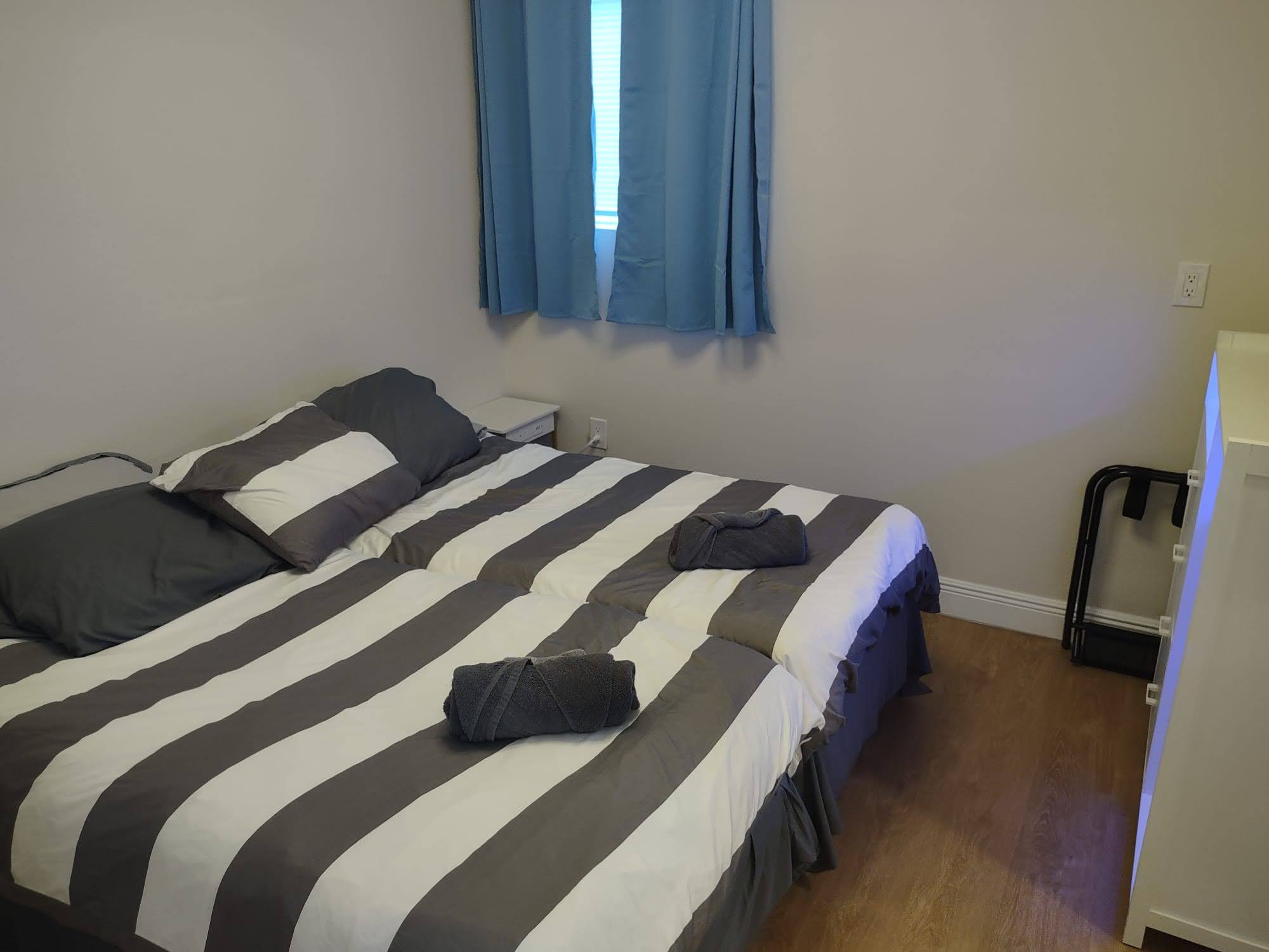 Bedroom with 2 twin beds and luxury linens